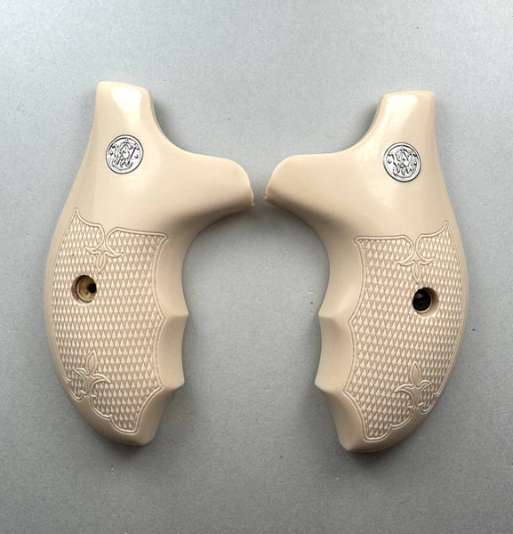 S&W J Frame Round Combat Checkered Simulated Ivory Pistol Grips (Medallions Extra)