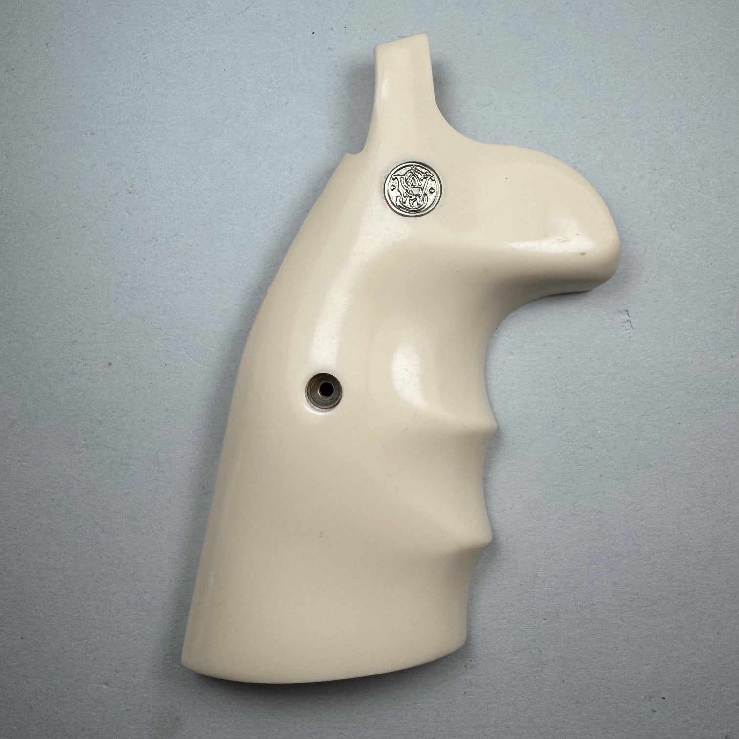 S&W K Frame Round Butt Oversized Conversion with Finger Grooves Simulated Ivory Pistol Grips with Medallions